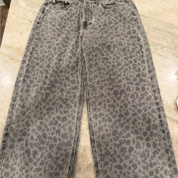 Universal Thread Gray Leopard Print Straight Leg Jeans - Picture 4 of 5